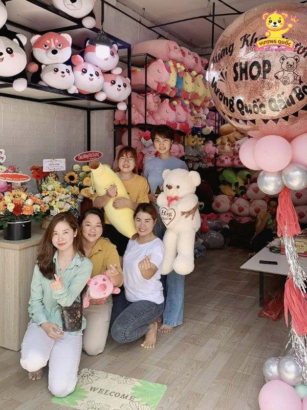 Vương Quốc Gấu Bông luôn hỗ trợ tận tình giúp khác hàng lựa ra món quà phù hợp