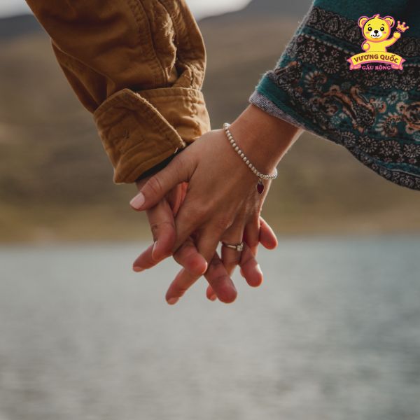 Ý nghĩa của việc tỏ tình và tặng quà trong tình yêu